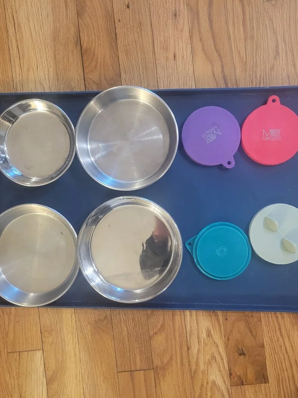 Feeding station for cat. Plastic mat with 4 small bowls and cat food covers